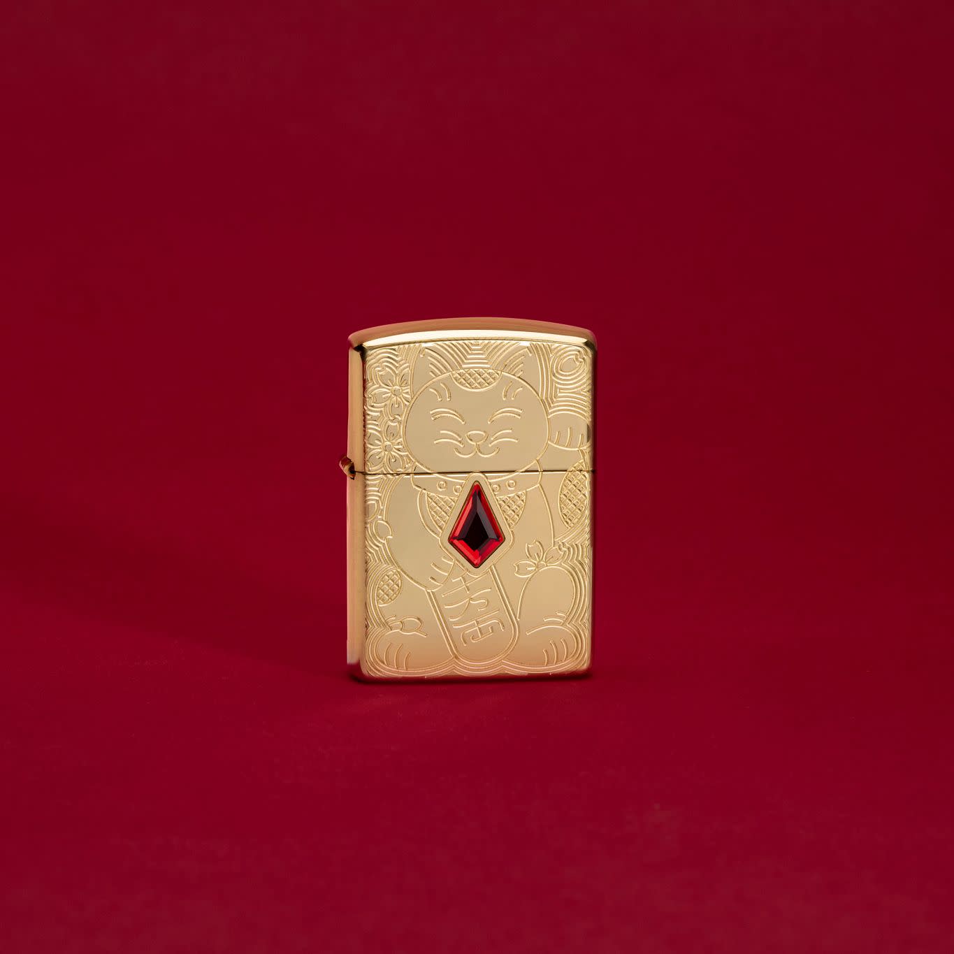 Zippo Lucky Cat Design Emblem Attached Armor® High Polish Brass Windproof Lighter